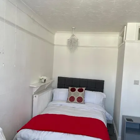 H &P Accommodation Plymouth Exterior photo